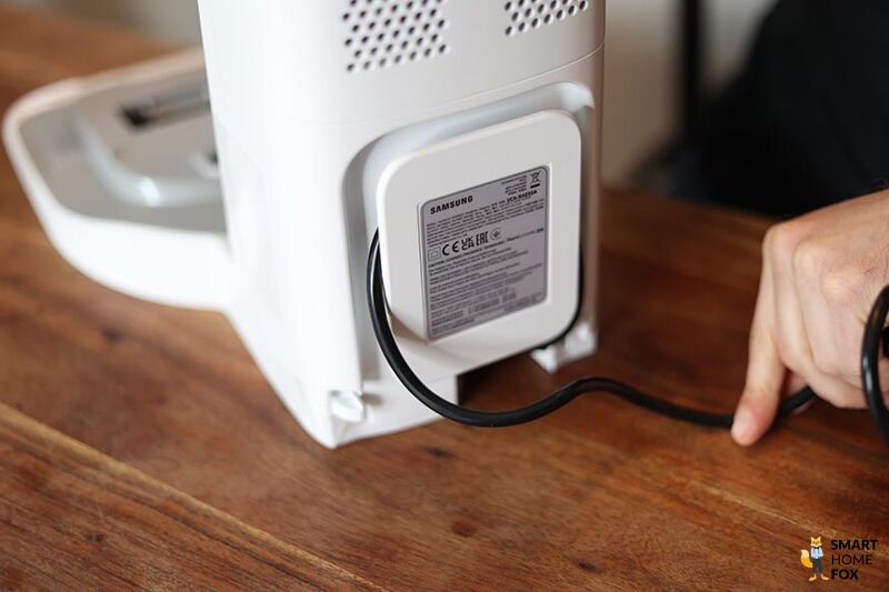 Das Kabelmanagementsystem der Absaugstation des Samsung Jet Bot AI+ ist in der Nahaufnahme zu sehen.